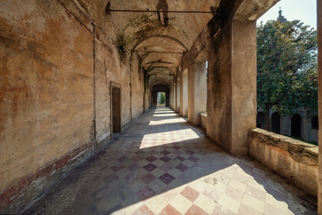 S. Giovanni a Carbonara, Napoli, Chiostro della Porteria (foto GIna Soden)
