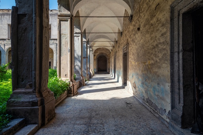 S. Giovanni a Carbonara, Napoli, Chiostro della Porteria (foto GIna Soden)